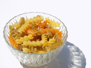 ガラス容器に入った色付きパスタ