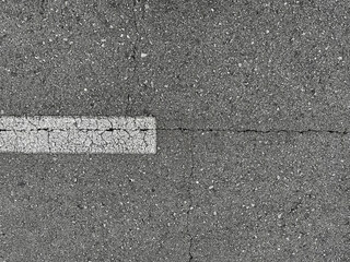Fototapeta premium ひび割れたアスファルトの道路