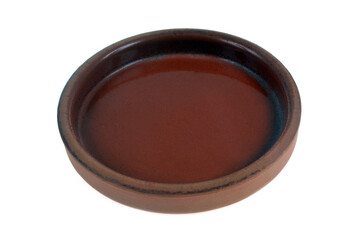 Soucoupe en terre cuite en gros plan sur fond blanc