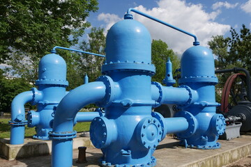 Wasserverteiler mit blauen Rohren am Wassermuseum an der Ruhr