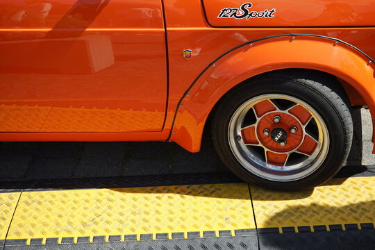 ATS Leichtmetallfelge eines Fiat 127 Sport von Abarth im Orange der Siebzigerjahre am 28.08.2022 beim Oldtimertreffen im Lenkwerk in Bielefeld im Teutoburger Wald in Ostwestfalen-Lippe