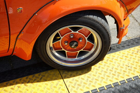 ATS Leichtmetallfelge eines Fiat 127 Sport von Abarth im Orange der Siebzigerjahre im Sonnenschein am 28.08.2022 beim Oldtimertreffen im Lenkwerk in Bielefeld im Teutoburger Wald in Ostwestfalen-Lippe