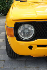 Getunter gelber italienischer Kleinwagen der Siebziger Jahre mit schwarzem Kühlergrill beim...