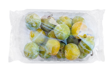 plums in a plastic box in a cellophane wrapper - 527031340