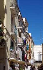 Fototapeta na wymiar Bunte Häuserzeile in Italien, die südländisches Flair verbreitet