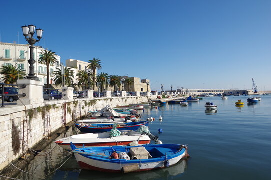 An der Kaimauer von Bari in Apulien, Italien