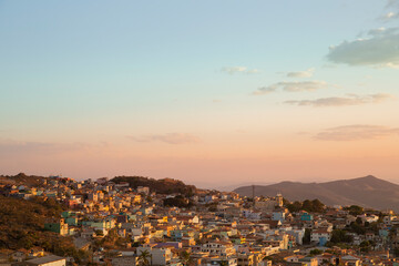 Fototapeta na wymiar Pôr do sol com vista da cidade de São Thomé das Letras, Minas Gerais