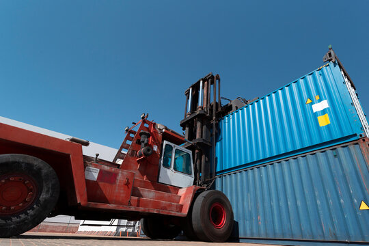 Reach stacker, empilhadeira de cont&ecirc;ineres intermodais de carga logistica