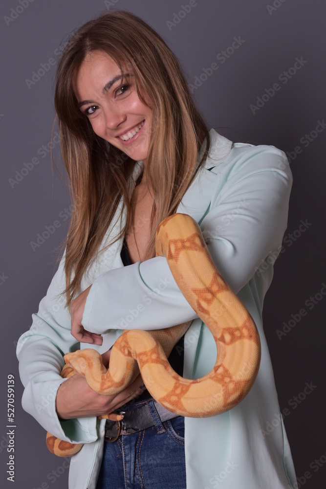 Wall mural Boa constrictor accompagné d'une belle femme