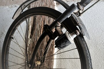 Fahrraddynamo - Ein Relikt aus vergangenen Zeiten - obrazy, fototapety, plakaty