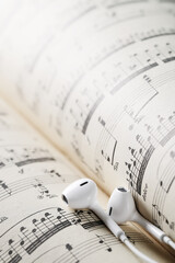 Fototapeta premium Headphones on an old musical note' page