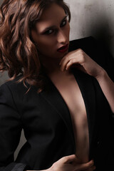 Naklejka premium A photo of a young beautiful woman model in black posing for camera