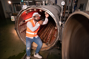 Obraz na płótnie Canvas Inspector engineer checking machine in factory 
