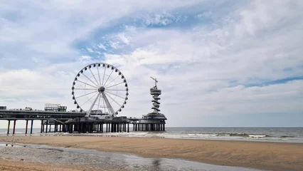 Türaufkleber Ferris wheel and pier in the north sea © Elena
