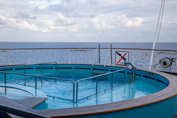 Leerer Pool auf Kreuzfahrtschiff