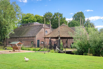 Obraz premium Traditional Dutch farm with haystack on a sunny summer day