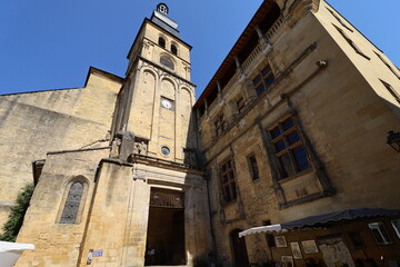 Fototapeta na wymiar La cathédrale Saint Sacerdos, de style gothique, vue de l'extérieur, ville Sarlat La Caneda, département de la Dordogne, France