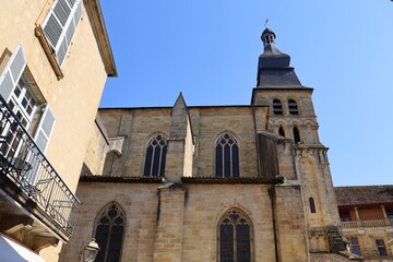 La cathédrale Saint Sacerdos, de style gothique, vue de l'extérieur, ville Sarlat La Caneda, département de la Dordogne, France