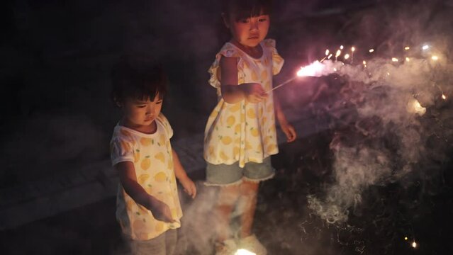 夏休みに家の庭で花火をしている女の子