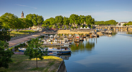 Fototapeta na wymiar Port sur la Maine à Angers, ville de la vallée de la Loire en Anjou, France.