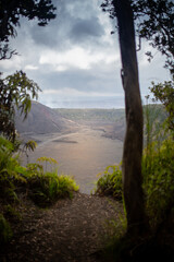 Blick über das Tal am Vulkan Kilauea auf Hawaii, Big Island, mit Rauch, 