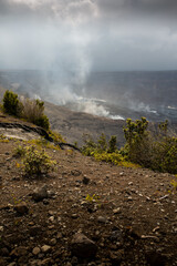 Aktiver Vulkan Kilauea auf Hawaii, Big Island, mit Rauch, Hitze, Vulkangestein, Vulkanpflanzen und bewölktem Himmel