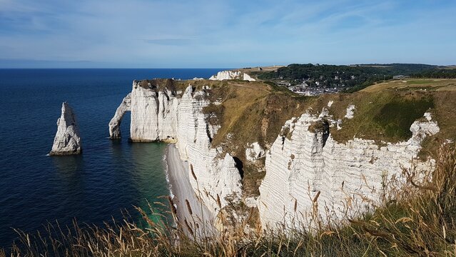 Etretat vue des falaises aval et de la ville au loin