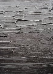 detalle textura de madera recién pintada vertical con pintura negra fresca