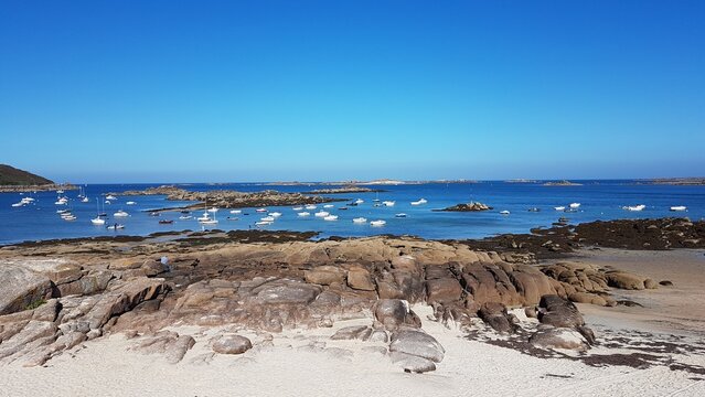 Cote de granit rose rochers mer plage de Tr&eacute;beurden