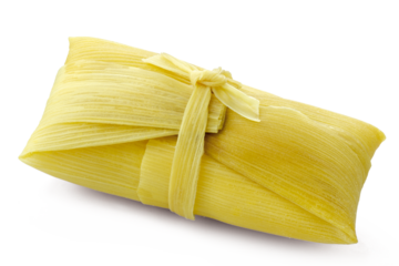 pamonha enrolada em palha de milho em fundo branco