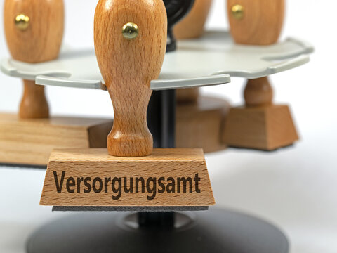Holzstempel mit dem Aufdruck "Versorgungsamt"
