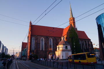 Autobus koło kościoła we Wrocławiu - obrazy, fototapety, plakaty