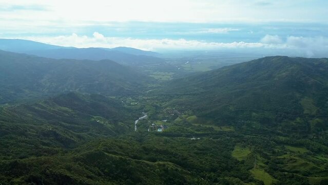 Paisaje de monta&ntilde;as y cielo agricultura del valle con nubes vista de dron