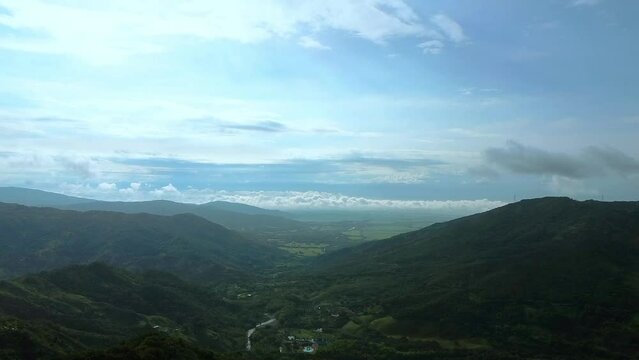 Paisaje de monta&ntilde;as agricultura del valle con nubes vista de dron