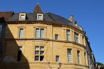 Batiment typique, vue de l'extérieur, ville Sarlat La Caneda, département de la Dordogne, France