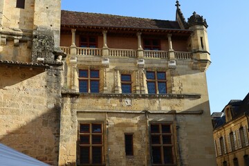 Fototapeta na wymiar Batiment typique, vue de l'extérieur, ville Sarlat La Caneda, département de la Dordogne, France