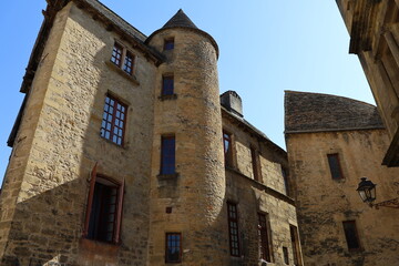 Fototapeta na wymiar Batiment typique, vue de l'extérieur, ville Sarlat La Caneda, département de la Dordogne, France