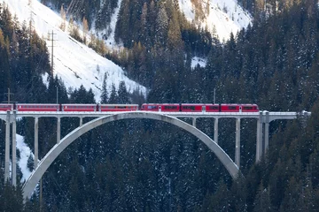 Photo sur Plexiglas Viaduc de Landwasser Red Express in the Winter Season, Swiss Alps Grindelwald, Switzerland