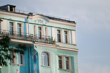 Obraz premium Facade of a beautiful historic building with a balcony and sky background