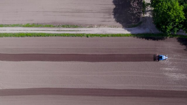 Vista de dron de un tractor arando el campo
