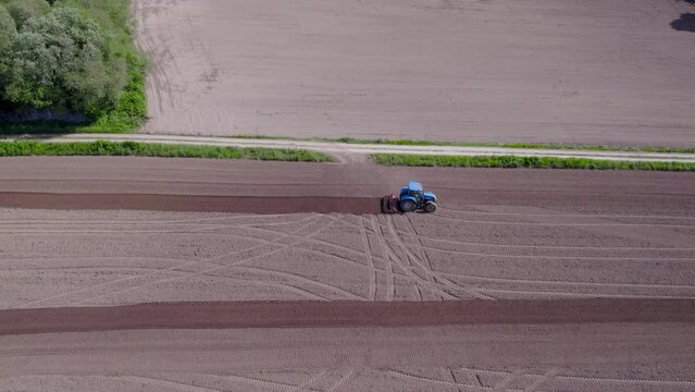 Vista de dron de un tractor arando el campo