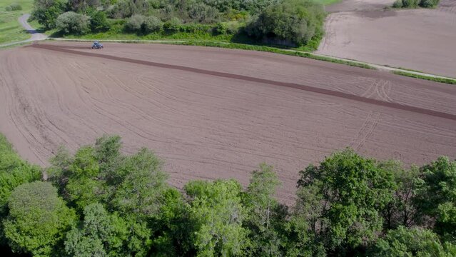 Vista de dron de un tractor arando el campo