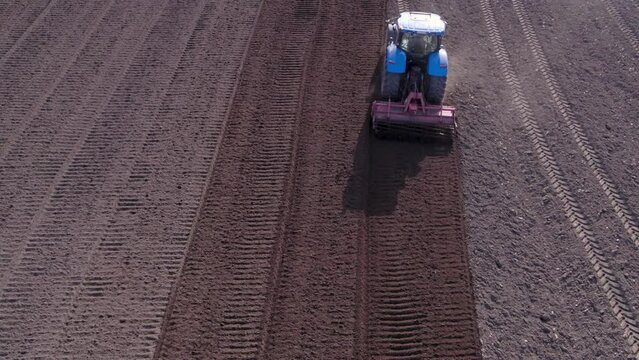 Vista de dron de un tractor arando el campo