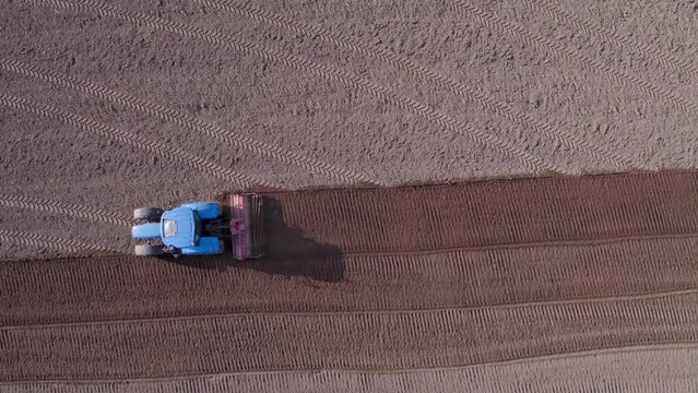 Vista de dron de un tractor arando el campo