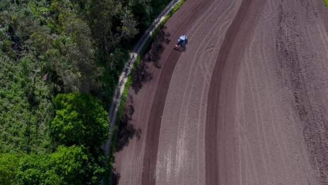 Vista de dron de un tractor arando el campo