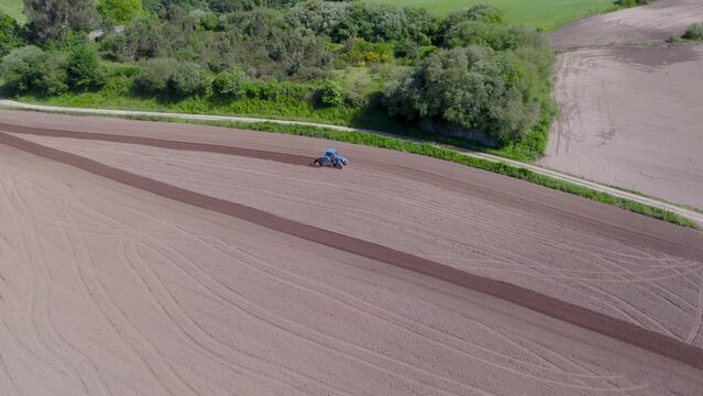 Vista de dron de un tractor arando el campo