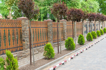 Obraz premium decorated sidewalk road by a beautiful fence