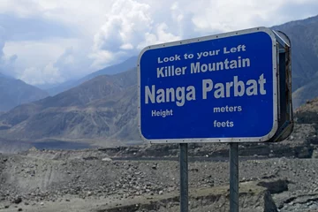 Foto auf Acrylglas Nanga Parbat Ein Richtungsschild auf dem Karakoram Highway, das Touristen dazu führt, einen Blick auf den neunthöchsten Berg der Erde zu werfen, der sich in der pakistanischen Region Gilgit Baltistan befindet.