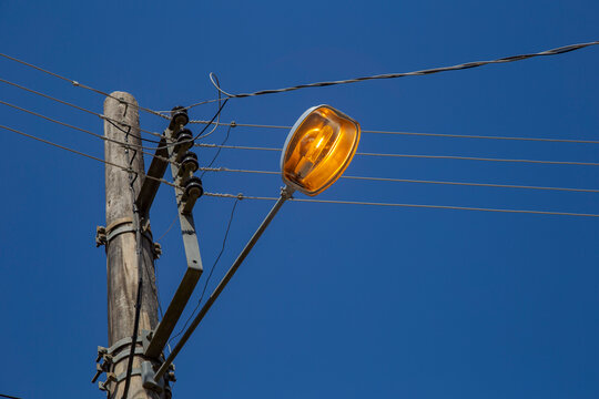 Poste com ilumina&ccedil;&atilde;o p&uacute;blica na cifade de Guarani, estado de Minas Gerais, Brasil