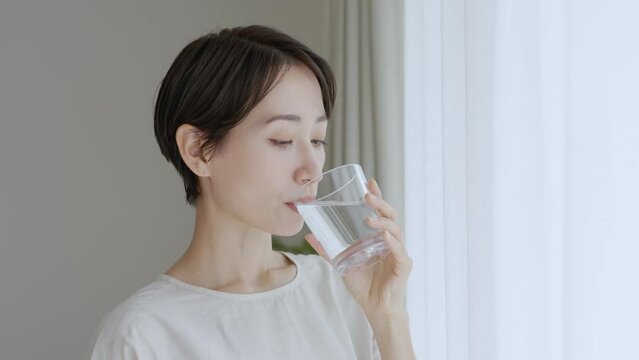 水を飲むミドル女性